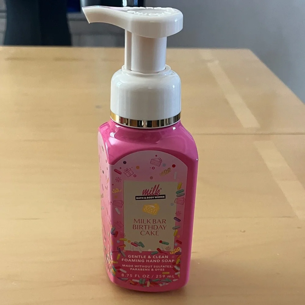 Bath and Bodyworks Birthday Cake Foaming Hand Soap - Picture 1 of 2